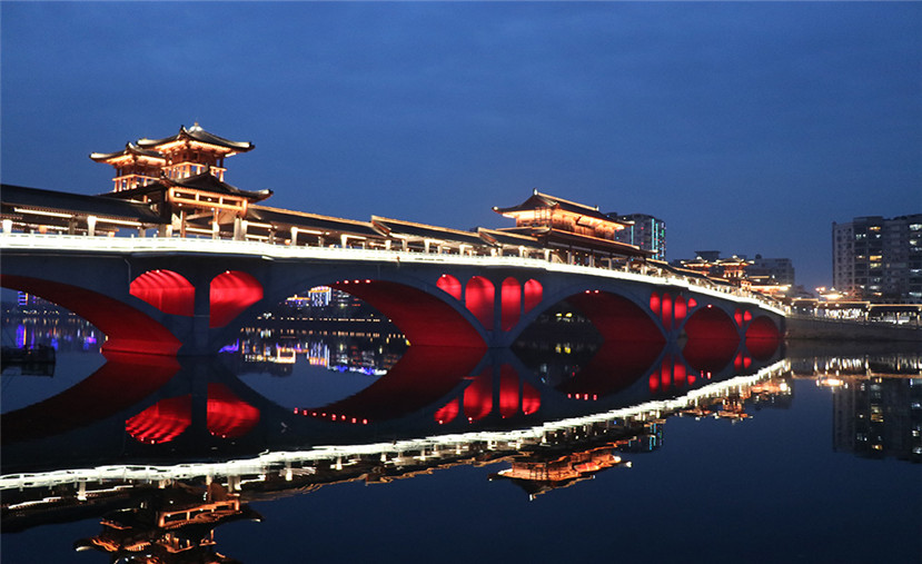 昔日彩虹橋，如今網紅橋，新津這座廊橋夜景你去打卡了嗎？