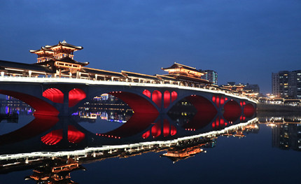 昔日彩虹橋，如今網紅橋，新津這座廊橋夜景你去打卡了嗎？